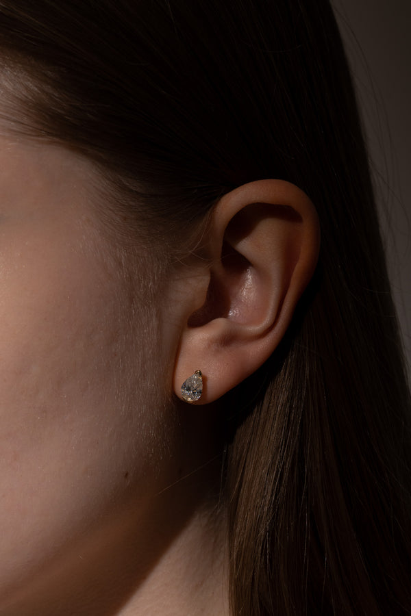 Facet 1ct Pear Stud - PRMAL