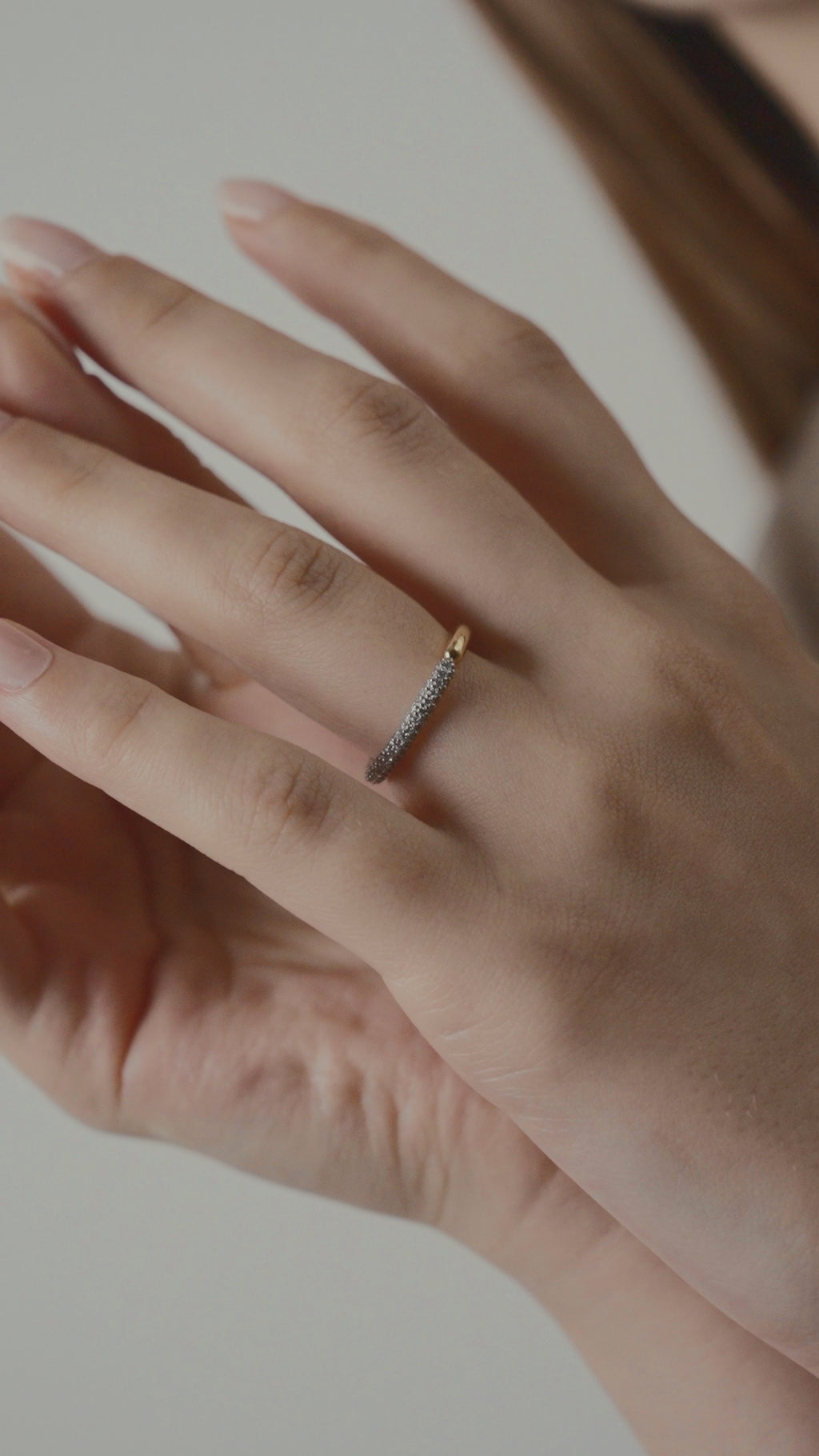 Infinity Hug Ring [Emerald] - PRMAL