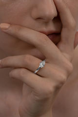 Facet 1ct Oval Ring [Bridal Edition]