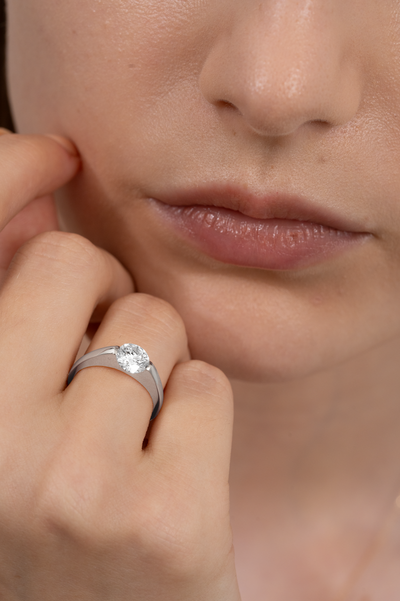 Facet 1ct Round Ring [Bridal Edition] - PRMAL